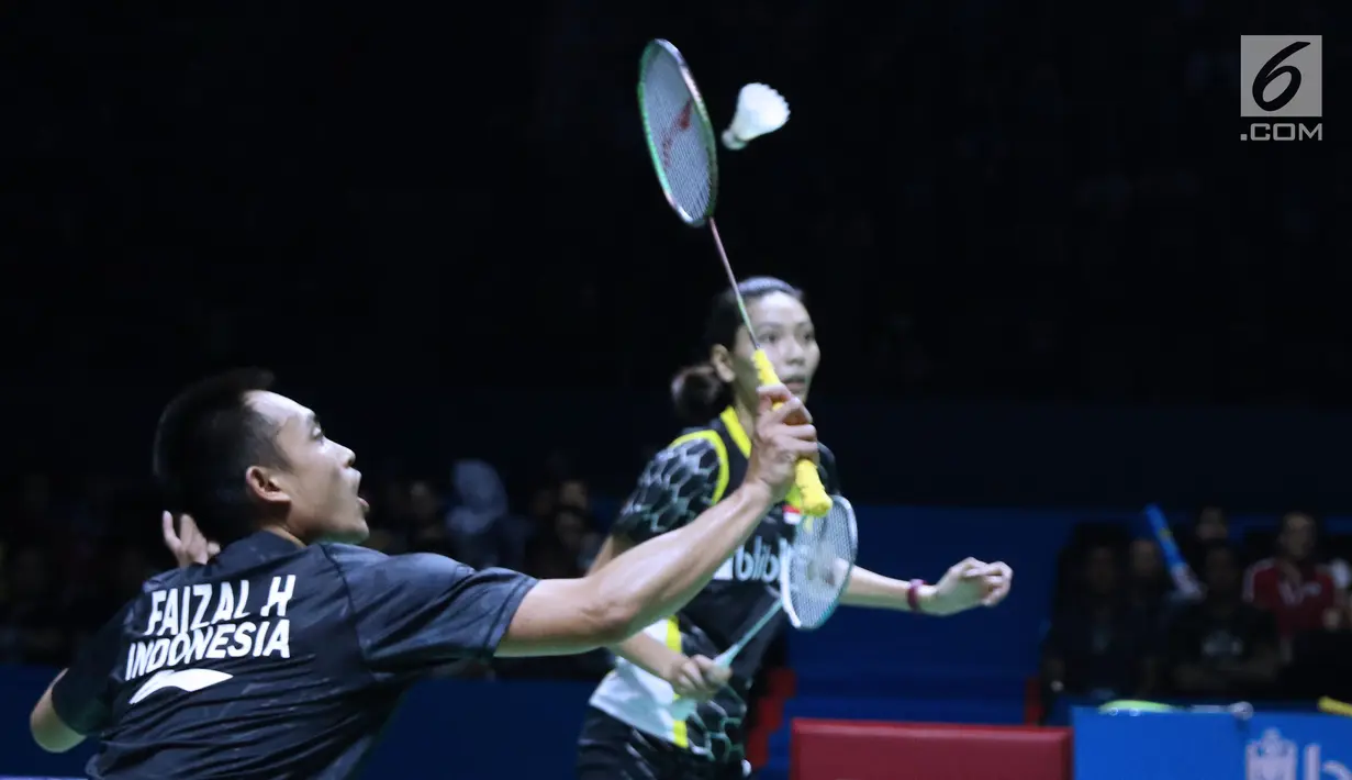 Ganda campuran Indonesia, Hafiz Faizal/Gloria Emanulle Widjaja mengembalikan kok ke Tontowi Ahmad/Liliyana Natsir di semifinal Indonesia Open 2018 di Istora GBK Jakarta, Sabtu (7/7). Tontowi/Liliyana unggul 21-18, 21-8. (Liputan6.com/Helmi Fithriansyah)