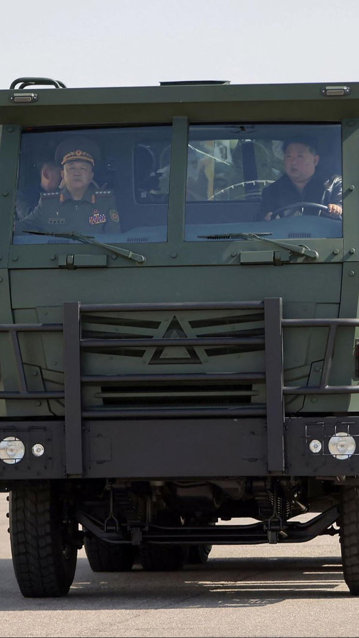 Kim Jong-un membawa salah satu unit truk untuk berkeliling lokasi pabrik.&nbsp;KCNA VIA KNS/AFP