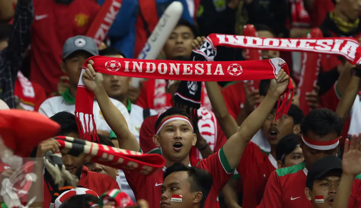 Suporter membentangkan syal jelang menyaksikan laga final pertama Piala AFF 2016 antara Indonesia melawan Thailand di Stadion Pakansari, Kab Bogor, Rabu (14/12). Indonesia unggul 2-1 atas Thailand. (Liputan6.com/Helmi Fithriansyah)