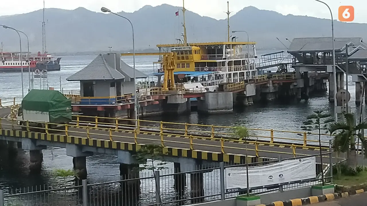 Aktivitas bongkar muat di kawasan Pelabuhan ASDP Ketapang- Banyuwangi (Hermawan Arifianto/Liputan6.com)