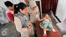 Seorang balita menjalani pemeriksaan sebelum diberikan vaksinasi ulanh di RS Polri Kramatjati, Jakarta Timur (21/7). RS Polri Kramatjati buka posko pelayan vaksinasi ulang untuk warga. (Liputan6.com/Yoppy Renato)