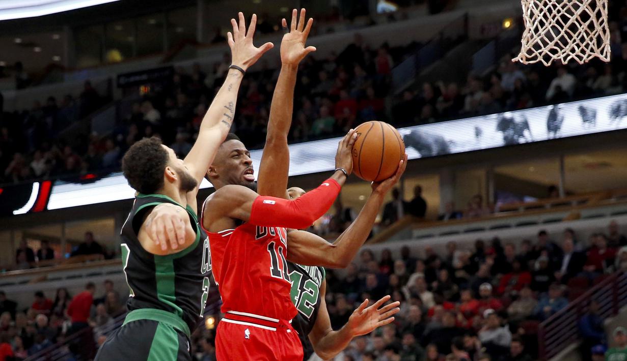 Pemain Chicago Bulls, David Nwaba (11) mencoba melewati adangan pemain Boston Celtics pada lanjutan NBA basketball game di United Center, Chicago, (11/12/2017). Bulls menang 108-85. (AP/Charles Rex Arbogast)