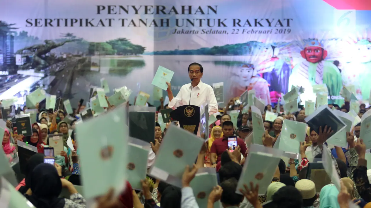 Jokowi Bagikan 3.000 Sertifikat Tanah di Pasar Minggu