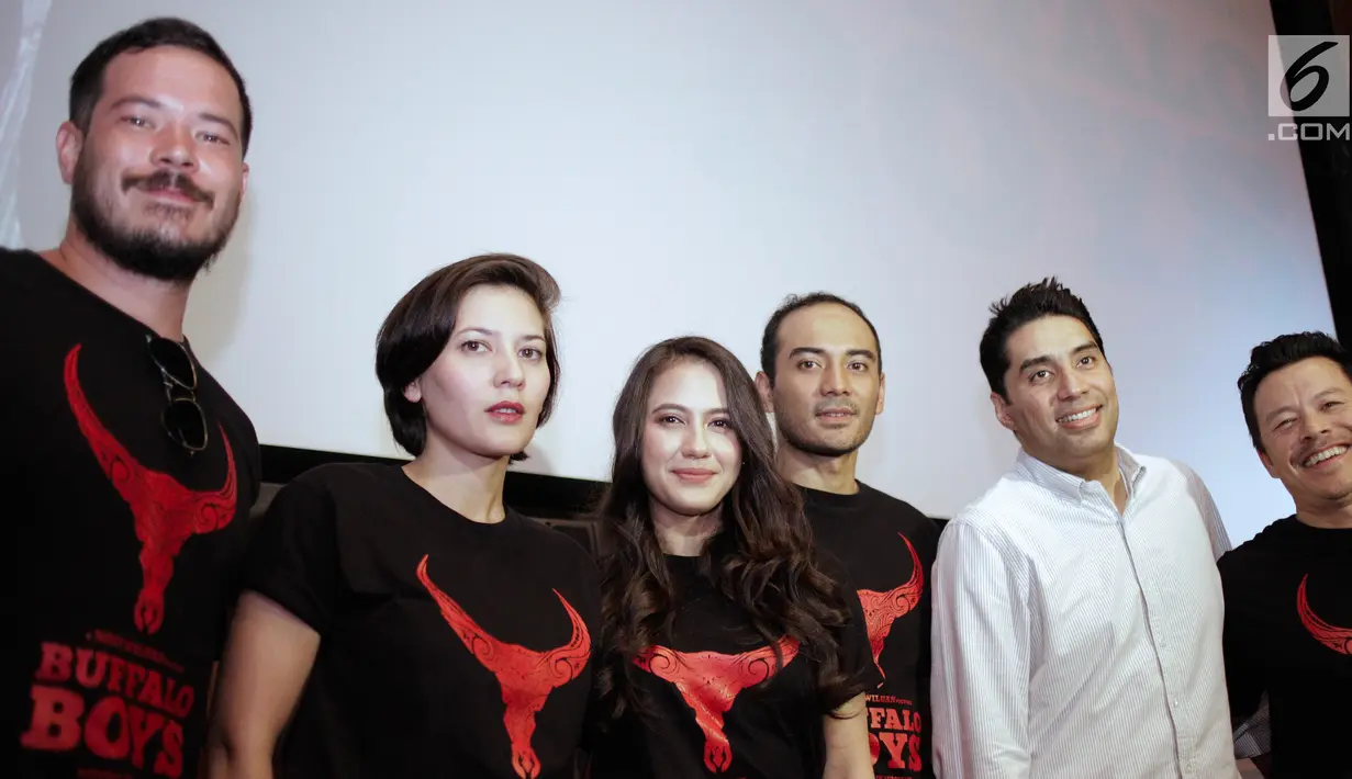 Sejumlah pemain pose bersama saat hadir dalam jumpa pers teaser trailer film Buffalo Boys di Jakarta, Kamis (15/3). Film Buffalo Boys adalah sebuah adventure drama pada masa penjajahan Belanda di Jawa. (Liputan6.com/Faizal Fanani)