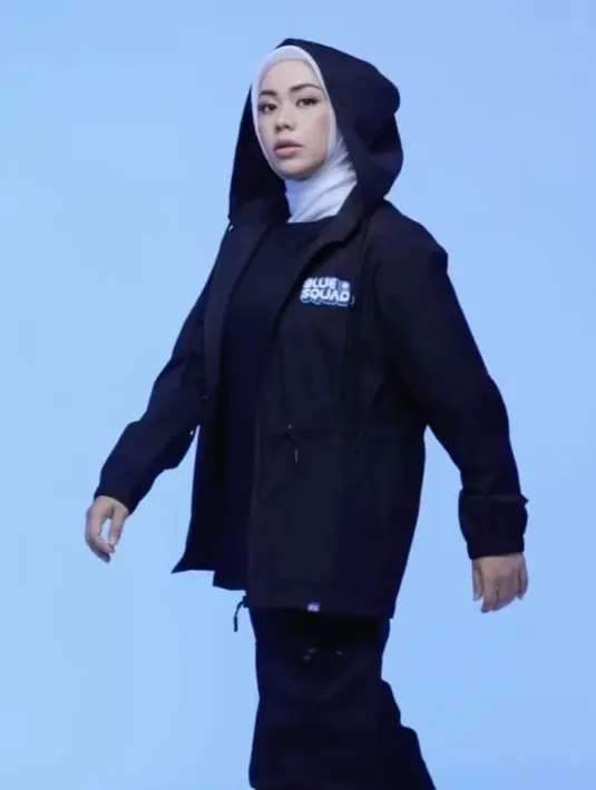 Kali ini, sentuhan maskulun dengan janket monokrom juga tampak membuat penampilannya kekinian.  [Foto: Instagram/ Zita Anjani]