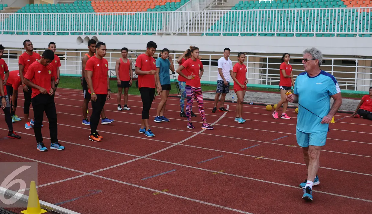 Pelatih Harry W Marra (kanan) memberi arahan latihan pada atlet Indonesia di Stadion Pakansari, Kab Bogor, Selasa (14/2). Harry merupakan pelatih yang membawa Ashton Eaton meraih emas Olimpiade London 2012 dan Rio 2016. (Liputan6.com/Helmi Fithriansyah)