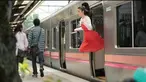 Seorang wanita bernama Natsumi Hayashi , terbang di setiap sudut kota dan membuat orang sekitar terkejut dengan aksinya tersebut.