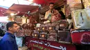Seorang pria membeli kurma selama bulan suci Ramadan di sebuah pasar di ibukota Sanaa, Yaman (22/5). (AFP Photo/Mohammed Huwais)