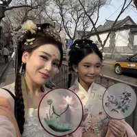 Ayu Ting Ting dan Bilqis Liburan ke China Kompak Kenakan Baju Tradisional. [@ayutingting92]