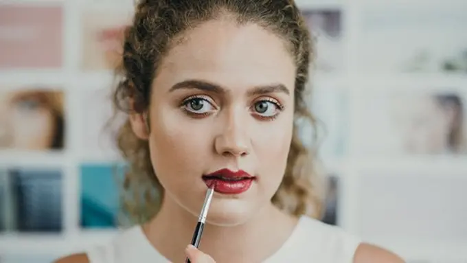 Cegah lipstik nempel/copyright Unsplash.com/Malvestida Magazine