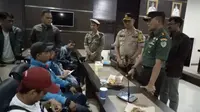 Nampak Wakil Bupati Garut Helmi Budiman, Kapolres Garut AKBP Dede Yudy Ferdiansah, dan Dandim 0611 Garut Letkol Inf Erwin Agung menerima belasan warga asgar korban konflik Wamena di Kantor Bupati (Liputan6.com/Jayadi Supriadin)