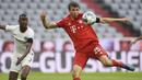 Pemain Bayern Munchen, Thomas Muller, mencetak gol ke gawang Eintracht Frankfurt pada laga Bundesliga di Allianz Arena, Minggu (24/5/2020). Bayern Munchen menang 5-2 atas Eintracht Frankfurt. (AP/Andreas Gebert)