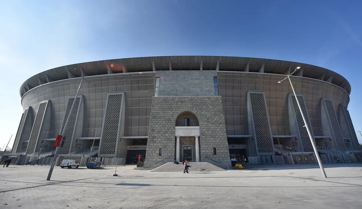 Pemandangan luar stadion sepak bola Puskas Arena di Budapest, Hungaria, Senin (11/11/2019). Puskas Arena dipilih menjadi salah satu dari 12 stadion tuan rumah Piala Eropa 2020. (ATTILA KISBENEDEK/AFP)