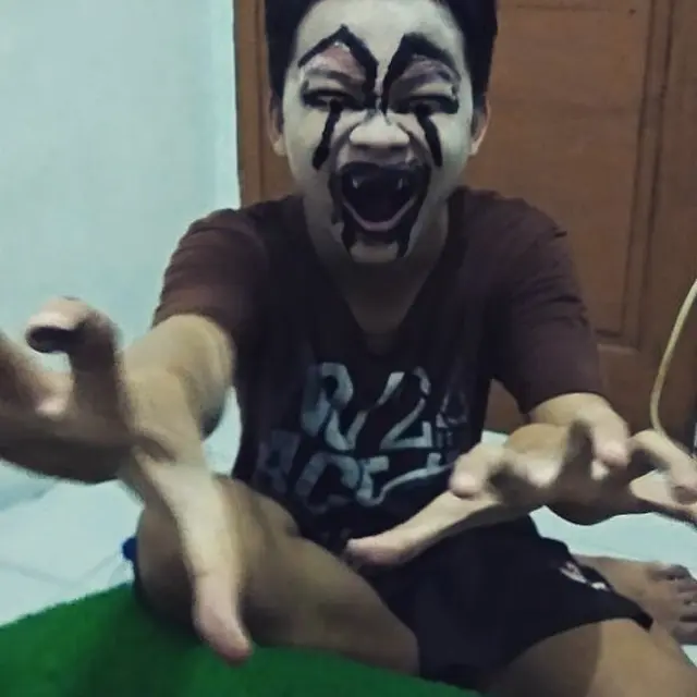 6 Aksi Netizen Tirukan Penampilan Hantu Ivanna Ini Bikin Ngakak
