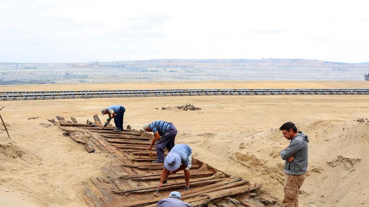 Sebuah kapal Romawi kuno yang diyakini berasal dari abad ketiga ditemukan secara tak sengaja oleh penambang di sebuah pertambangan batu bara terbuka di dekat Kostolac, Serbia.
