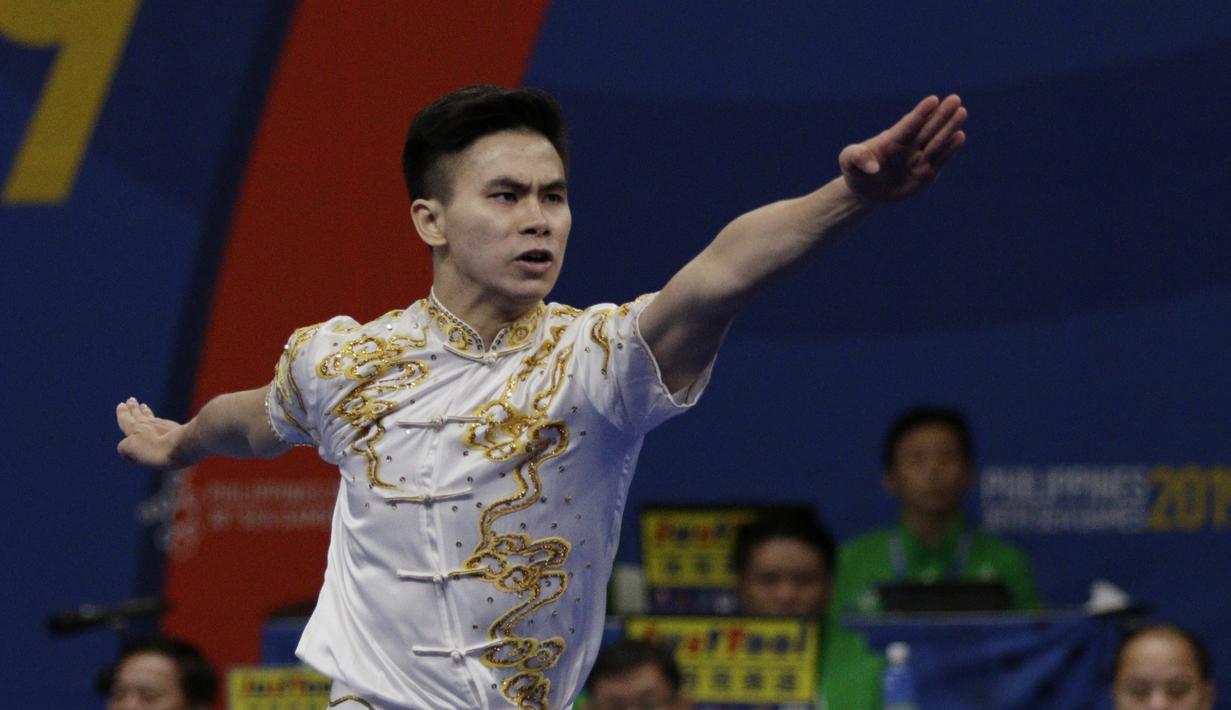 Atlet wushu Indonesia, Edgar Xavier, beraksi pada SEA Games 2019 cabang wushu nomor Taoulu Chanquan di World Trade Center, Manila, Minggu (1/12). Mendapat nilai 9,59, dirinya gagal meraih medali. (Bola.com/M Iqbal Ichsan)