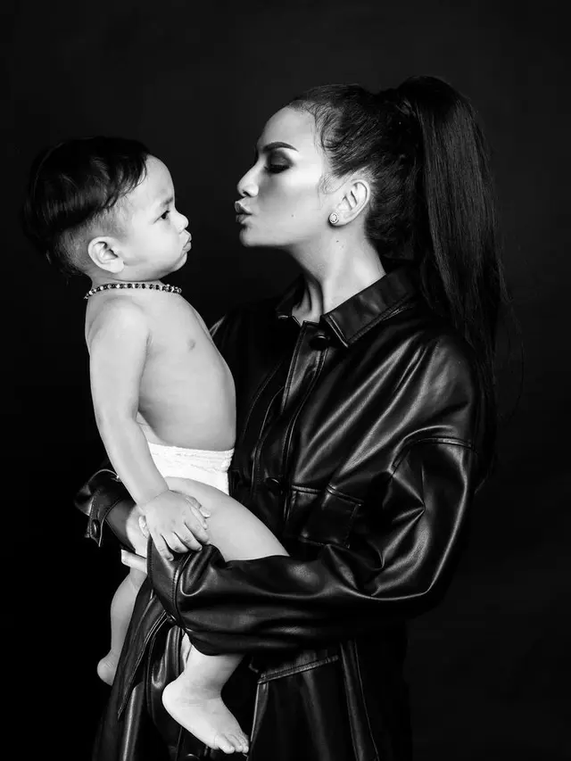 Gala Sky diajak berpose bersama Vanessa Angel dalam sebuah photoshoot.