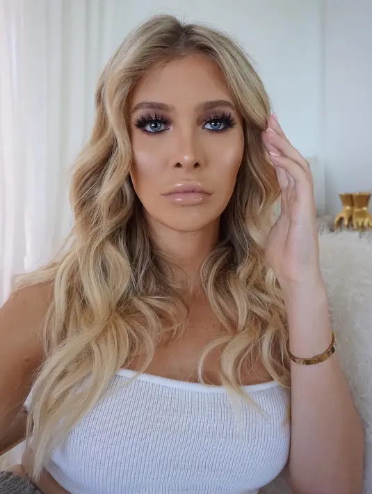 Seperti Caitlyn Jenner, Sophia Hutchins adalah transgener. Ia pun melakukan transisi pada tahun 2016. (instagram/hutchins_sophia)