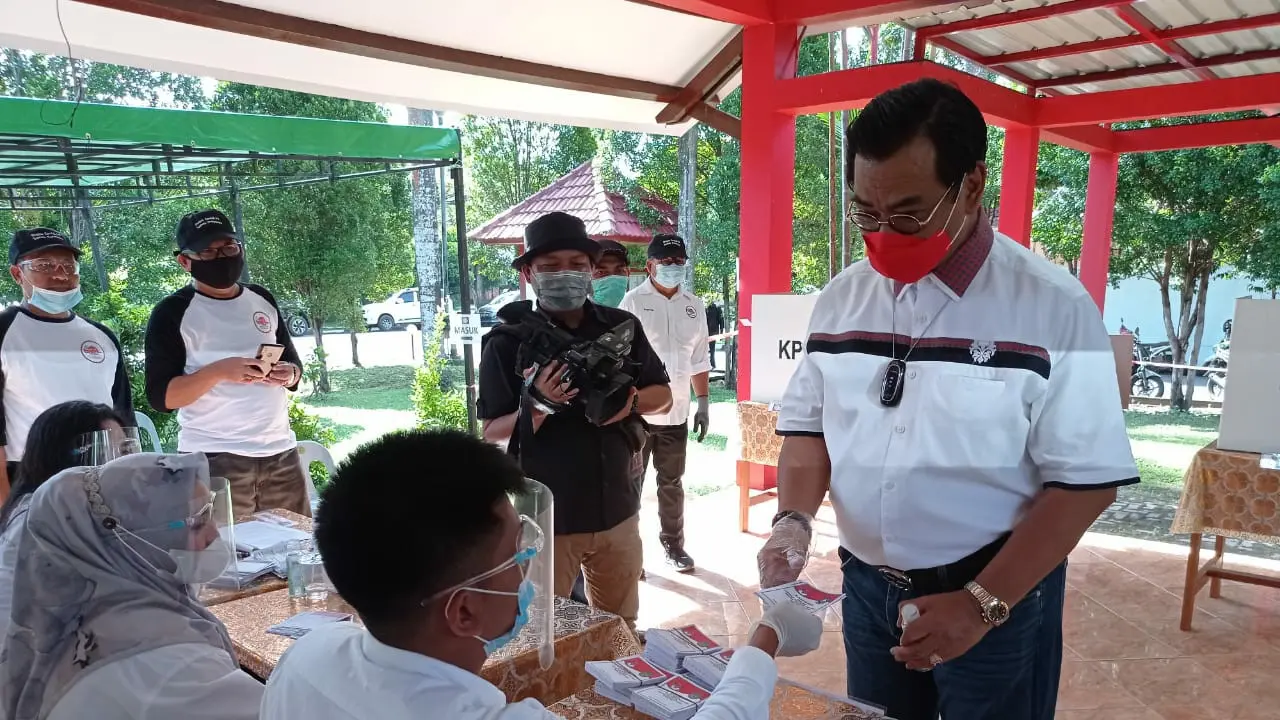 Calon Gubernur Kepri nomor urut 01 Soerya Respationo nyoblos di TPS 04 Perumahan, Duta Mas, Batam Center sekitar pukul 09.13 Wib.
