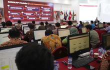 FOTO: Suasana Ruang Monitoring untuk Rekapitulasi Penghitungan Suara Pilkada Serentak 2024