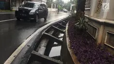 Pengendara melintas di samping selokan tanpa penutup di Jalan Mohammad Kahfi I, Jagakarsa, Jakarta, Selasa (22/1). Selain membahayakan pejalan kaki, kondisi tersebut juga berbahaya bagi pengendara terutama saat malam hari. (Liputan6.com/Immanuel Antonius)