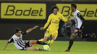 Aksi pemain PSG, Adrien Rabiot (tengah) melewati adangan pemain Angers, Thomas Mangani pada lanjutan Ligue 1 Prancis di Raymond Kopa Stadium, Angers, (4/11/2017). PSG menang telak 5-0. (AP/David Vincent)