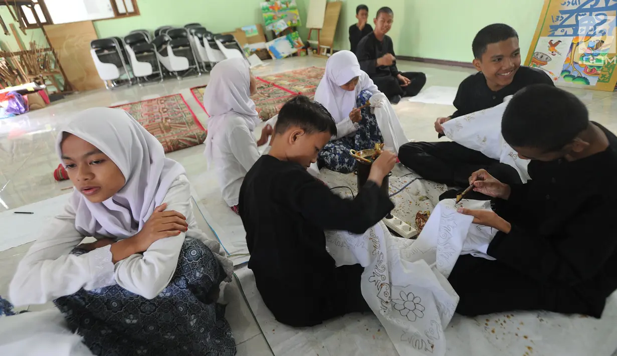 Murid SLB Mekar Sari 1 Cibinong saat mengikuti pelatihan membatik, Cibinong, Bogor, Jawa Barat, Rabu (18/9/2019). Ekstrakurikuler yang rutin dilaksanakan seminggu sekali ini untuk membekali para siswa keterampilan membatik. (merdeka.com/Arie Basuki)