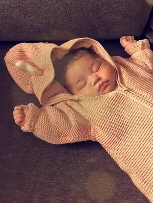 "Ini sangat membuat Kylie marah karena beberapa komentar adalah ancaman untuk menculik Stormi," ujar seorang sumber. (snapchat/kyliejenner)