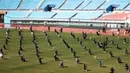 Pelamar kerja saat mengikuti ujian tertulis selama tes rekrutmen untuk Ansan Urban Corporation di stadion Wa di Ansan, Korea Selatan (4/8/2020).  Pelamar juga harus memakai masker wajah dan memeriksa suhunya. (AFP/YONHAP)