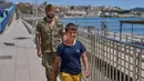 Seorang anak berusia 12 tahun yang menyeberang ke Spanyol tanpa pendamping menangis saat dikawal oleh seorang tentara Spanyol ke perbatasan Spanyol-Maroko dari wilayah kantong Spanyol di Ceuta, Senin, 3 Agustus 2026. (Foto AP/Bernat Armangue)