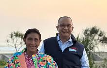VIDEO: Anies Santai Bersama Susi Pudjiastuti Nikmati Sunset & Air Kelapa di Pangandaran