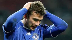 2. Andriy Shevchenko - Terkenal sebagai predator di kotak penalti lawan saat berseragam AC Milan membuat Chelsea meminangnya pada 2006. Namun sayang striker asal Ukraina ini gagal beradaptasi dengan sepak bola Inggris. (EPA/Andy Rain)