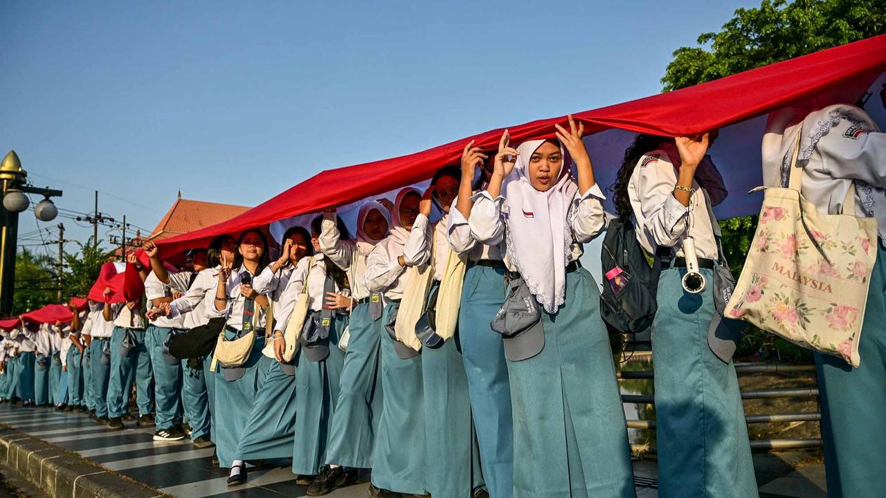 FOTO: Aksi Pelajar Surabaya Bentangkan Merah Putih Hampir 15 Kilometer