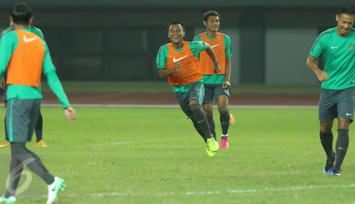 Pemain Timnas Indonesia U-22, M Hargianto (tengah) saat melakukan latihan uji lapangan di Stadion Patriot Candrabhaga, Bekasi, Selasa (4/4). Timnas Indonesia U-22 akan melawan Persija pada Rabu (5/4). Liputan6.com/Helmi Fithriansyah)