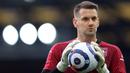 Tom Heaton. Kiper 35 tahun lulusan Akademi Manchester United ini sempat memperkuat Setan Merah selama 5 musim mulai 2005/2006. Sejak 2 musim lalu ia berbaju Aston Villa meski hanya jadi kiper kedua. Kembali ke Old Trafford musim ini, ia diplot sebagai kiper ketiga. (Foto: AFP/Pool/Naomi Baker)