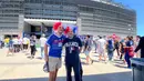 Wig bernuansa warna bendera Prancis menjadi salah satu atribut yang dikenakan suporter saat mendukung Les Bleus menghadapi Senegal di MetLife Stadium, AS, Selasa (16/6/2026). (KLY Sports/Hery Kurniawan/Adv/Powerade)
