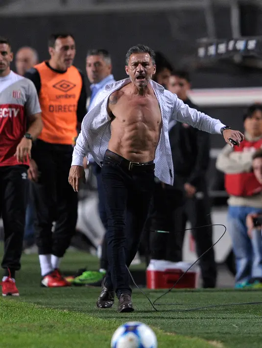 Nelson Vivas saat memprotes wasit di pertandingan melawan Boca Juniors di stadion Ciudad de La Plata, Argentina (6/5). Ini bukan pertama Vivas lepas kendali pada 2013 ia pernah menghajar wajah suporter timnya sendiri. (AFP Photo/Alejandro Pagni)