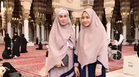 Nagita Slavina dan Amy Qanita umrah bersama.