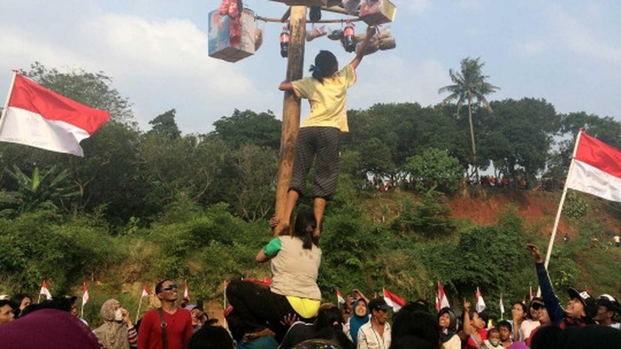 Lomba panjat pinang meriahkan Pesta Rakyat di Ciliwung