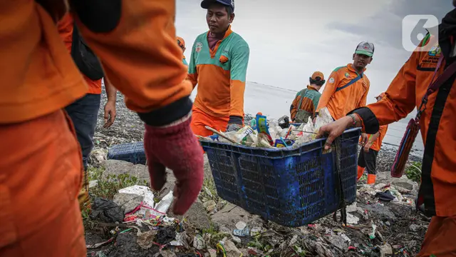 Ironi Hari Laut Sedunia, Sampah Plastik Penuhi Pesisir Utara Kota Jakarta