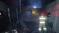 Tim Pemadam Kebakaran  berjibaku memadamkan api yang menghanguskan sebuah ruko di Tegaldelimo Banyuwangi (Istimewa)
