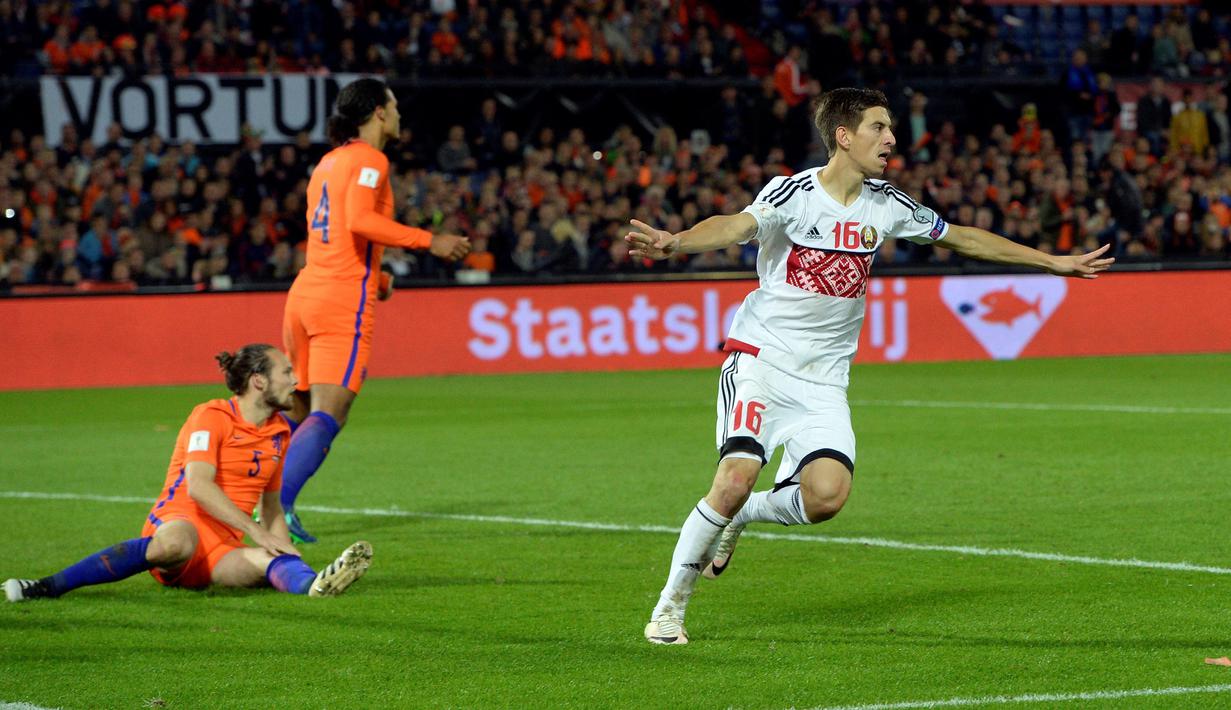 Gol hiburan pemain Belarus, Alexei Rios ke gawang Belanda pada kualifikasi Piala Dunia 2018 di Stadion De Kuip, Rotterdam. Belanda menang 4-1. (REUTERS/United Photos/Toussaint Kluiters)