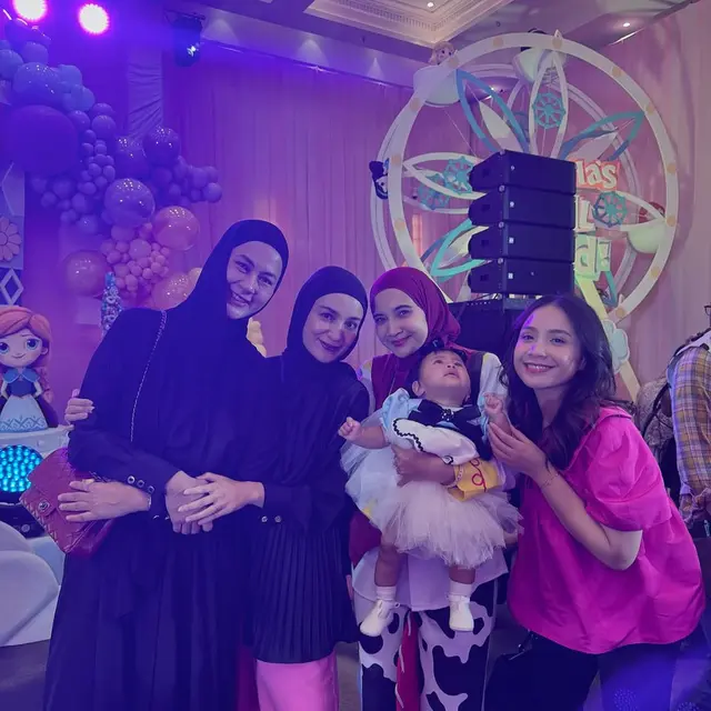 8 Gaya Selvi Ananda, Geng Cendol, hingga Aaliyah Massaid di Pesta Ulang Tahun Bertema Disney Princess Anak dr. Feni Nugraha
