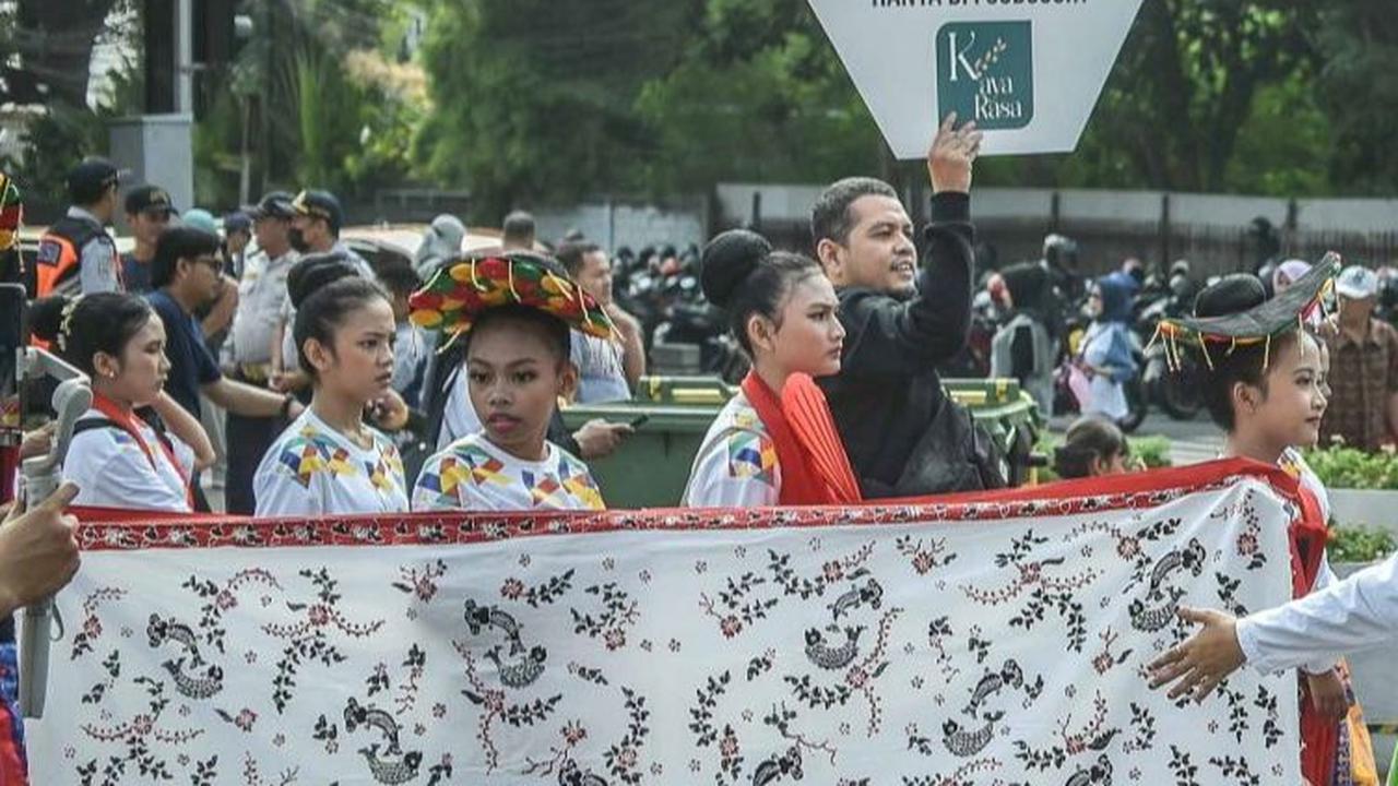 Parade ini juga sebagai ajang unjuk kreasi kain batik khas Indonesia yang dipamerkan selama CFD.