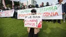 Sejumlah mahasiswa membawa poster berisi kritik terhadap pemerintah saat mengikuti aksi unjuk rasa di kawasan Tugu Tani, Menteng, Jakarta Pusat, Selasa (20/10/2026). Dalam aksi tersebut, massa menyuarakan sejumlah persoalan nasional, termasuk masalah lingkungan dan ketimpangan sosial. (KLY/Budy Santoso)