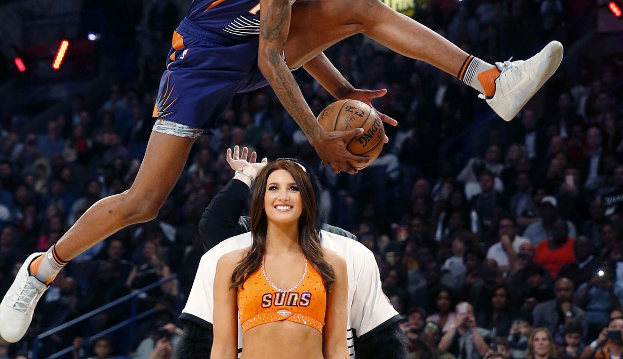 Bintang Phoenix Suns, Derrick Jones Jr. melompat melewati maskot dan cheerleader pada kontes slam dunk NBA All-Star Saturday Night di New Orleans, (18/2/2017). (AP/Gerald Herbert)