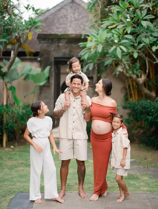 <p>Jennifer Bachdim nampak bersemangat menyambut kelahiran anak keempatnya [instagram/namasaweddings]</p>