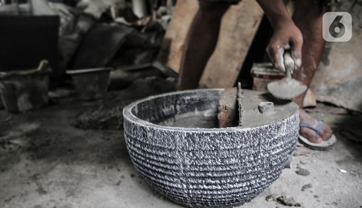 Perajin menyelesaikan pembuatan wastafel batu alam di Jakarta, Rabu (15/7/2020). Dalam sehari Awan (30) mampu membuat 10 buah wastafel batu alam yang dibanderol mulai dari Rp250 ribu hingga Rp1,5 juta per buah tergantung model, ukuran, dan jenis bahan yang digunakan. (merdeka.com/Iqbal Nurgoho)