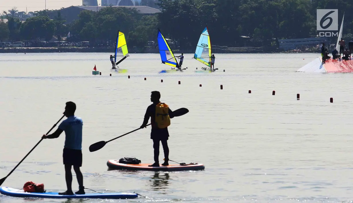 Sejumlah peserta meramaikan Festival Danau Sunter di Jakarta, Minggau (25/2). Kegiatan tersebut untuk mengkampanyaken kebersihan dan menjaga lingkungan danau yang berada di Jakarta. (Liputan6.com/Angga Yuniar)