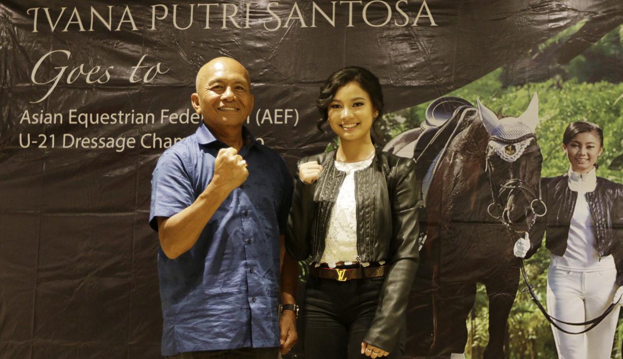 Atlet berkuda Indonesia, Ivana Putri Santosa, bersama pelatihnya, James Momongan saat konpers di FX Sudirman, Jumat (8/11). Ivana mendapat kesempatan untuk tampil pada Asian Equestrian Federation (AEF) di Qatar pada 2020. (Bola.com/M Iqbal Ichsan)